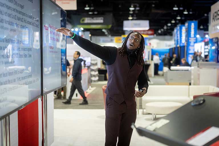 Jetstream REU student Tenecious Underwood presenting at the Supercomputing 2019 conference